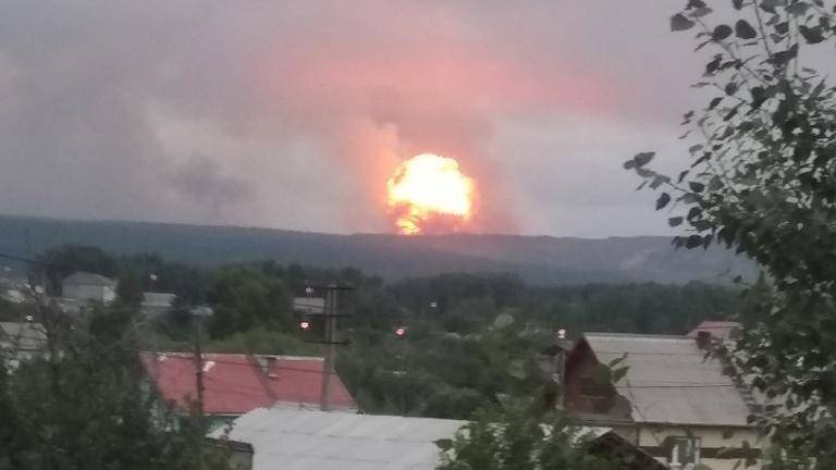 Во время взрывов в РФ над военными складами пролетали пассажирские самолеты