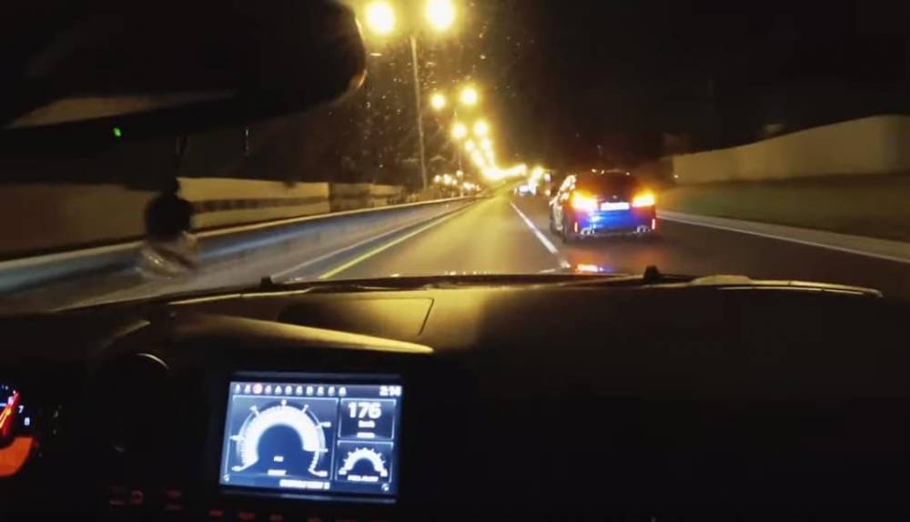 Ночные гонки на дорогих авто устроили в Алматы