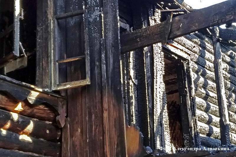 В Курганской области женщина бросила своих детей в горящем доме