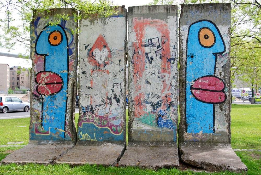 Разрисуют сердечками: художники реставрируют фрагменты Берлинской стены