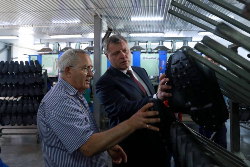 Глава Астраханской области Игорь Бабушкин посетил завод резиновой обуви «Сардоникс»