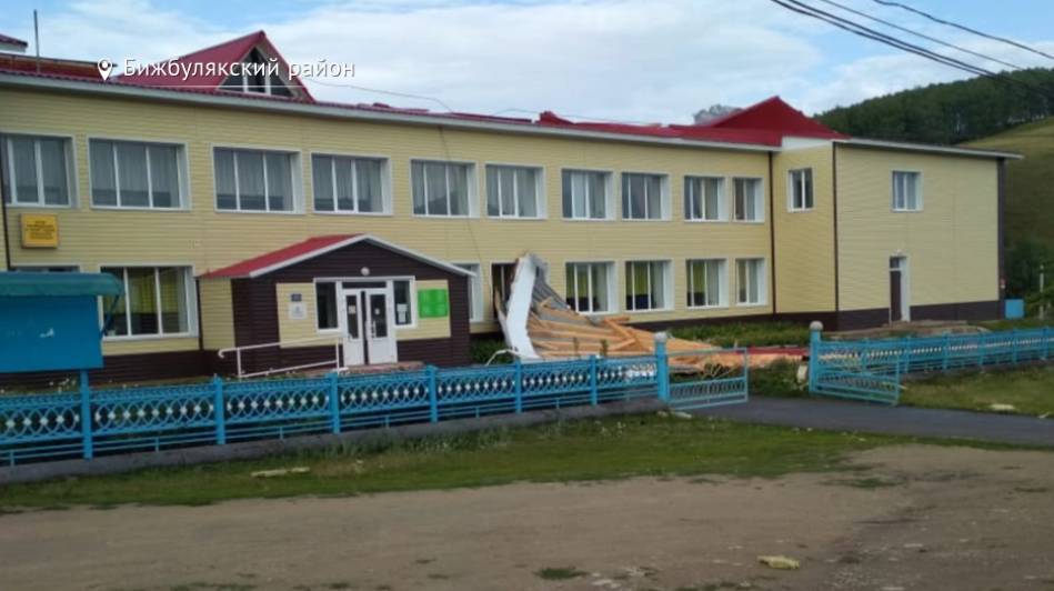 В Башкирии сильный ветер сорвал крышу сельского клуба