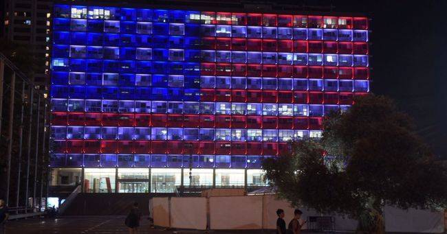 Здание мэрии Тель-Авива «загорелось» красно-синими огнями
