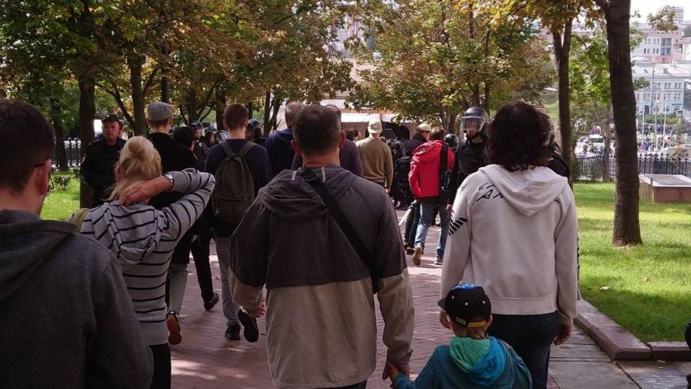 Москвичей, пришедших на незаконный митинг с малышом, могут лишить родительских прав