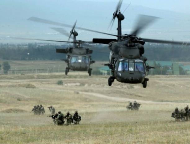 «Пошумим и улетим» - в Латвии подразделения НАТО отрабатывают десантирование с вертолетов