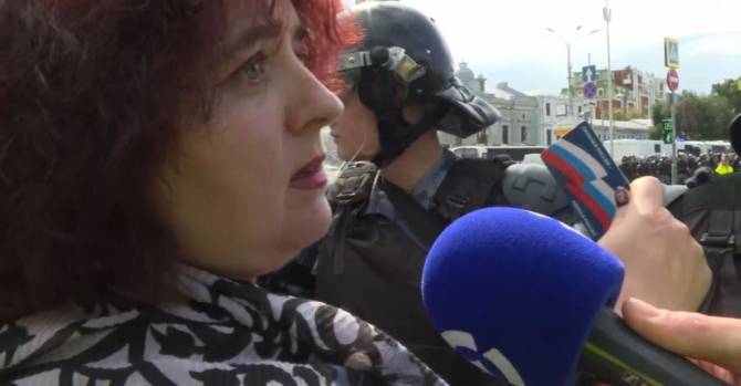 Единороска выходит из партии после задержания мужа: "Мне стыдно людям в глаза смотреть"