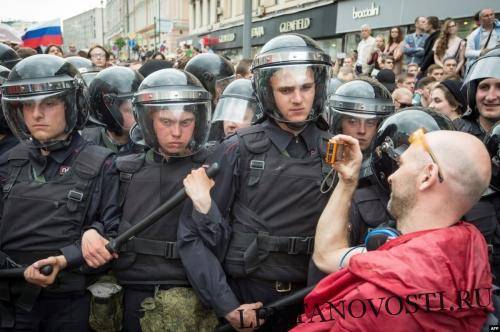 Стоит ли допускать агрессию в адрес полиции от «мирных демонстрантов»?