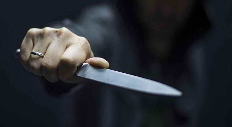 Двое грабителей с электрошокером и ножом напали на мужчину среди бела дня в Алматы