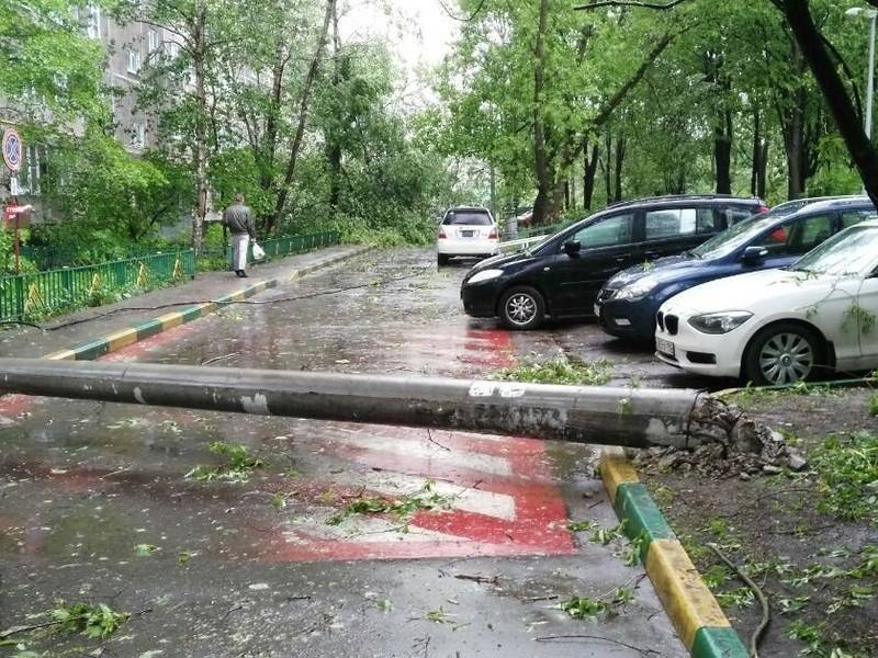 Московских водителей просят осторожнее парковаться из-за непогоды