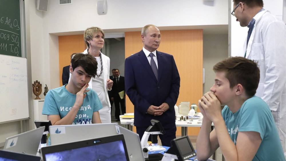 Путин посетил семинар юных хоккеистов в центре «Сириус»