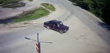 ВАЗ протащил по дороге сотрудника ГИБДД в Сокольском районе