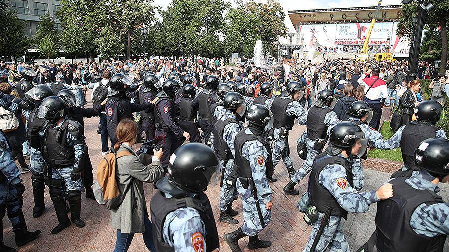 Прокуратура потребовала лишить родительских прав участников митинга в Москве