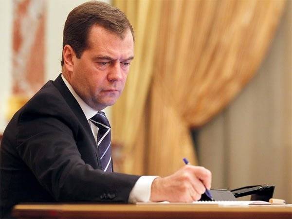Медведев распорядился потратить 5 млрд на закупку школьных автобусов