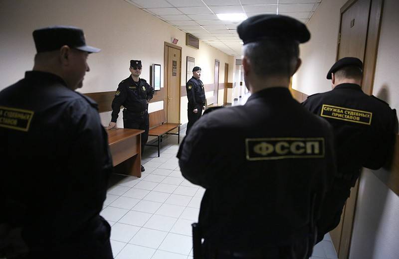 Судебные приставы нашли 26 млн рублей долгов у задержанных на акции 27 июля
