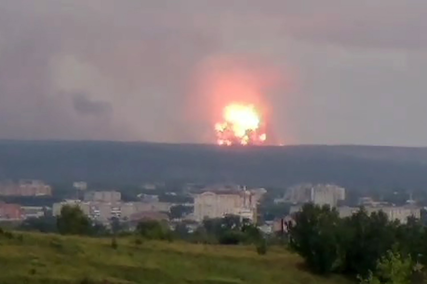 Взрывы на военных складах в Красноярском крае начались из-за пожара