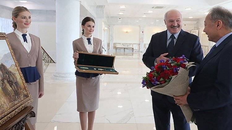 Лукашенко к 70-летию экс-президента Киргизии Бакиева подарил картину и кортик