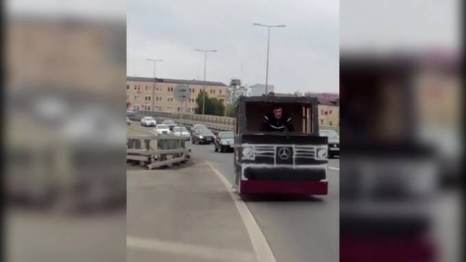 Видео: в Нижнем Новгороде парень передал велик в гелик и проехался по городу