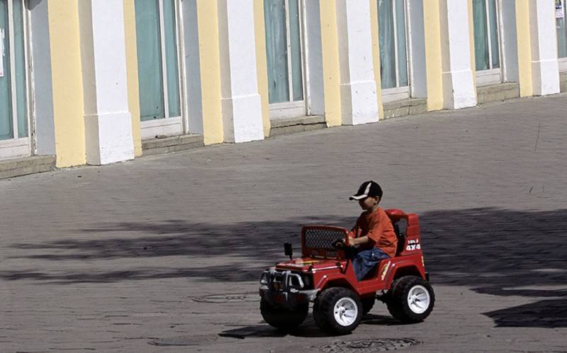 Малыш за рулем игрушечного автомобиля сбежал из детского сада
