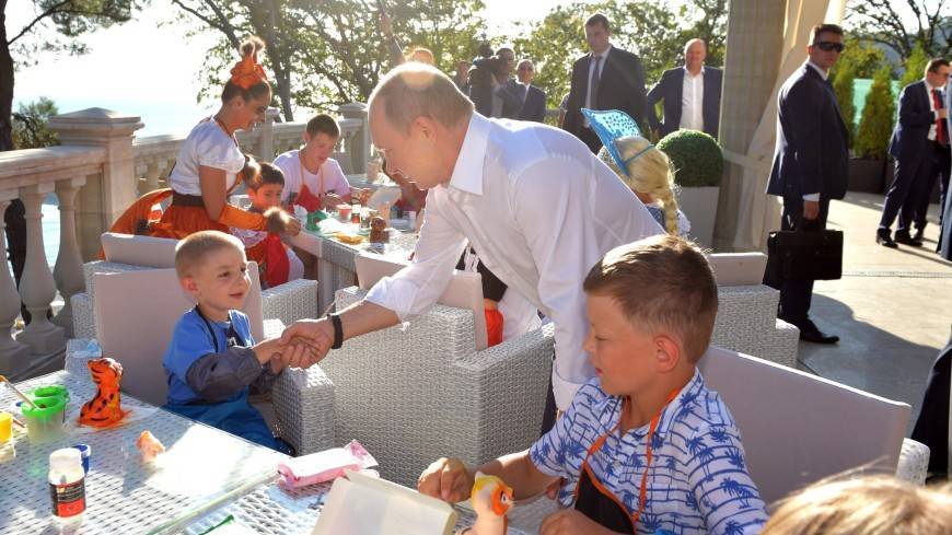 Мальчик из Тулуна подарил Путину тигренка, сделанного своими руками