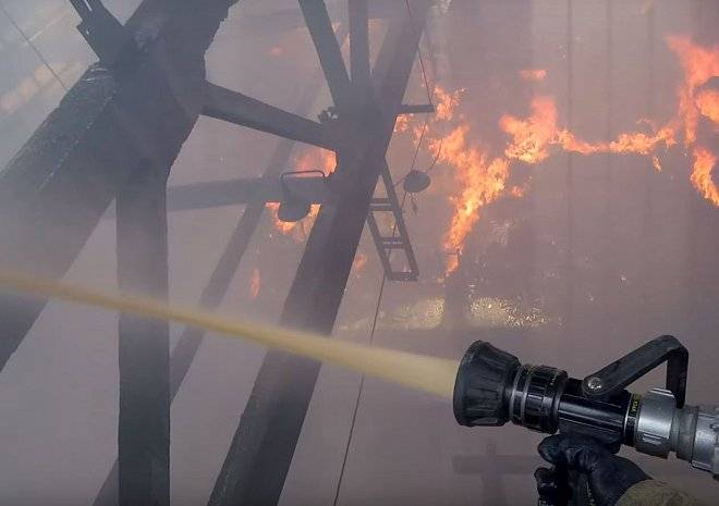 Рязанский пожарный показал от первого лица тушение Комбайнового завода