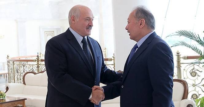 Лукашенко поздравил Бакиева с юбилеем: "Плов с тебя, вино — с нас"