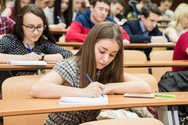 Соцопрос: жители России нуждаются в хорошем образовании и большой зарплате