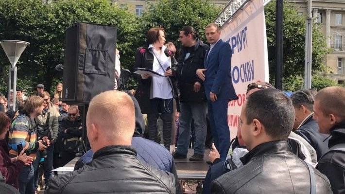 Активист за деньги «пригнал» толпу на митинг в Петербурге и премировал провокаторов