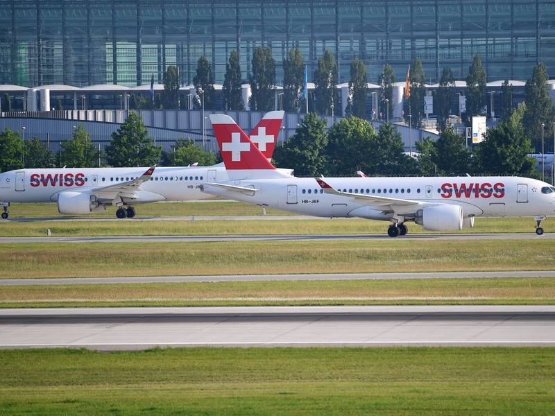 В Швейцарии  двум самолётам пришлось отменить полет из-за ударов молнии