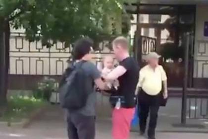 Прокуратура потребовала забрать сына у вышедшей с ним на митинг в Москве пары