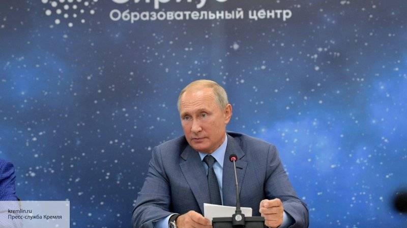 Юные хоккеисты «Сириуса» подарили Путину фирменную форму