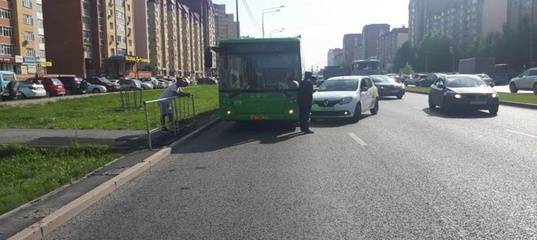 Врезался в автобус, дети и взрослые выскакивают на дорогу: в Тюмени за день произошло три ДТП с пострадавшими – фото
