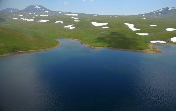 "Три тысячи метров над уровнем неба": как заманивает озеро Акна в Армении