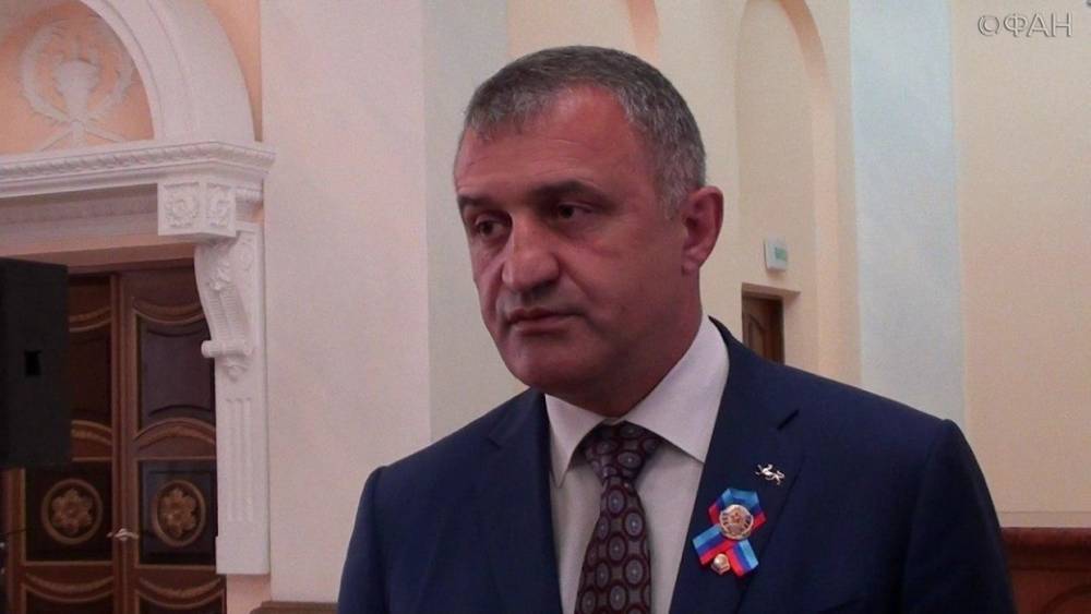 Глава Южной Осетии рассказал анекдот про США и нефть