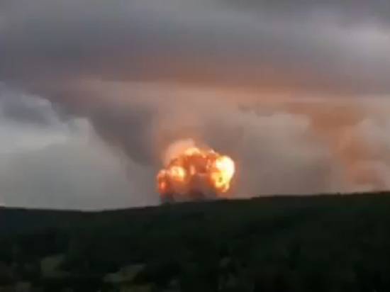 Эксперт объяснил грибовидное облако при взрывах на арсенале под Красноярском
