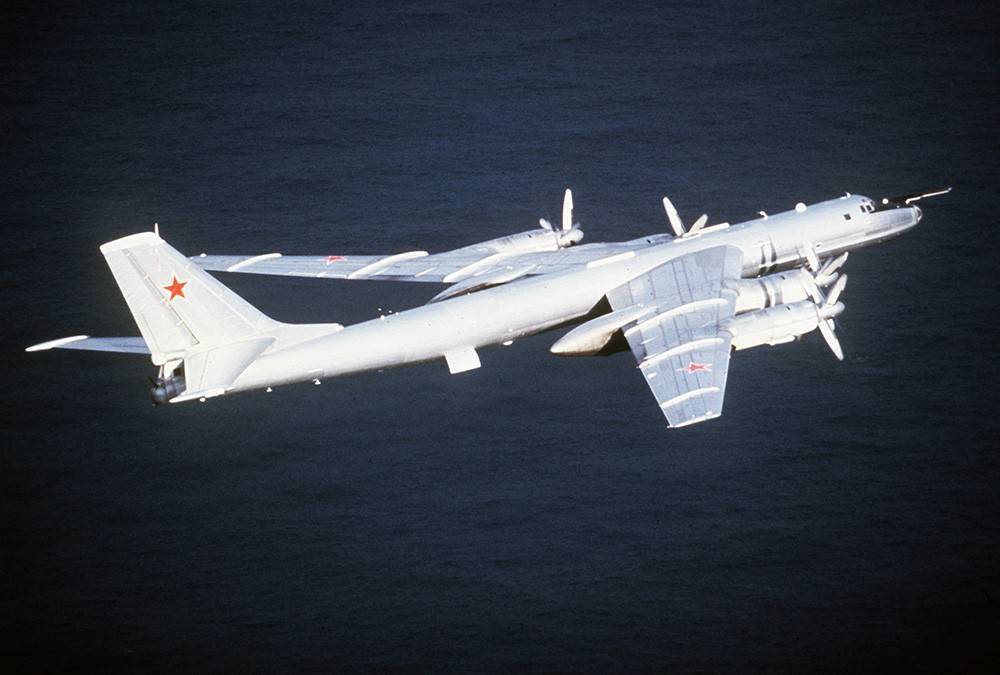 Российские Ту-142 кружили над Тихим океаном 13 часов (видео)