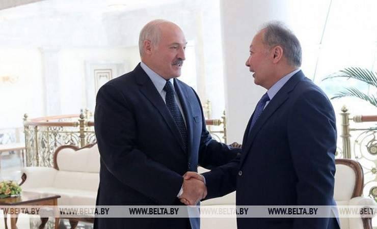 Лукашенко встретился с Бакиевым и сравнил его с птицей