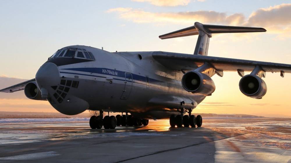 Военные самолеты сбросили почти 300 тонн воды в районе военного склада под Ачинском