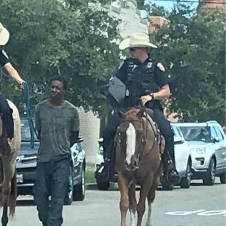 В США фотография офицера конной полиции, который ведет арестованного афроамериканца на веревке, возмутила общественность