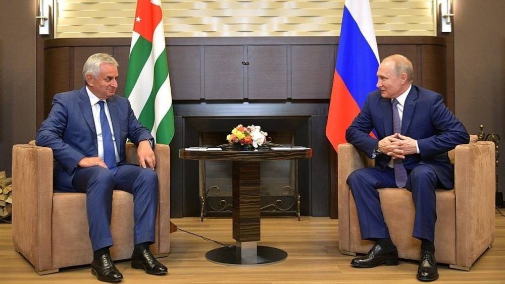Путин и Хаджимба обсудили предстоящие выборы главы Абхазии