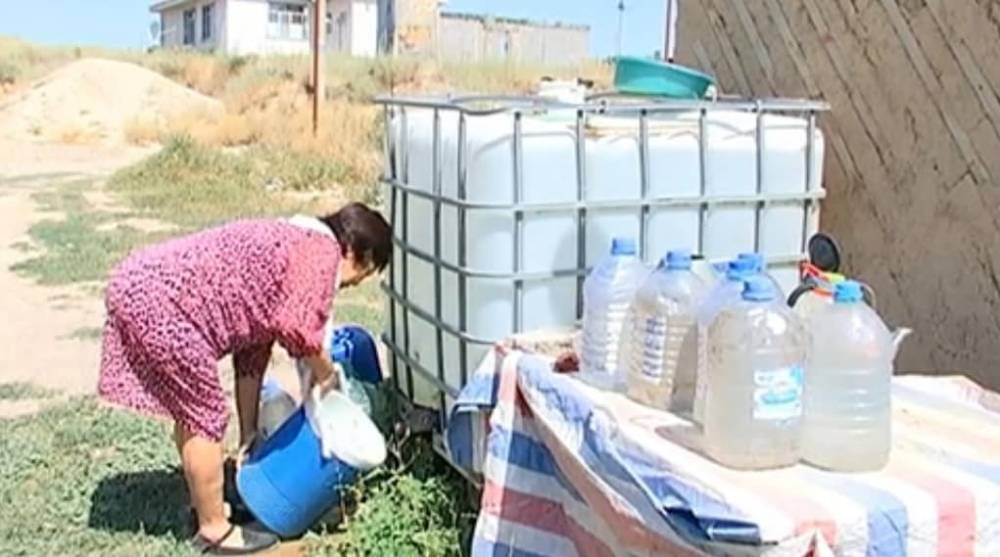 Жители Алматинской области из-за нехватки воды покупают ее бочками у частников