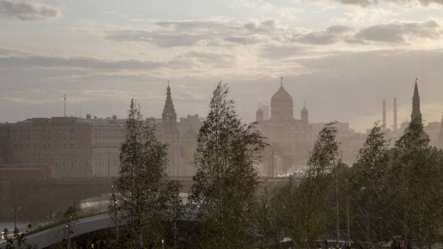 Ливень и сильный ветер обрушатся на Москву в пятницу