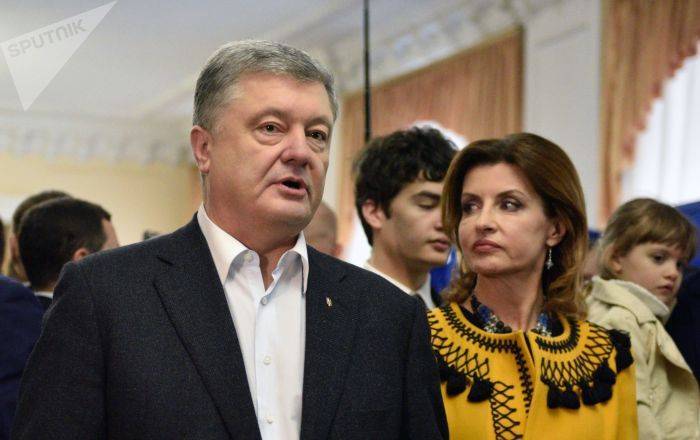 Порошенко вернулся на Украину: кортеж тайно засняли в аэропорту