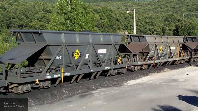 Пять грузовых вагонов сошли с рельсов Свердловской железной дороги