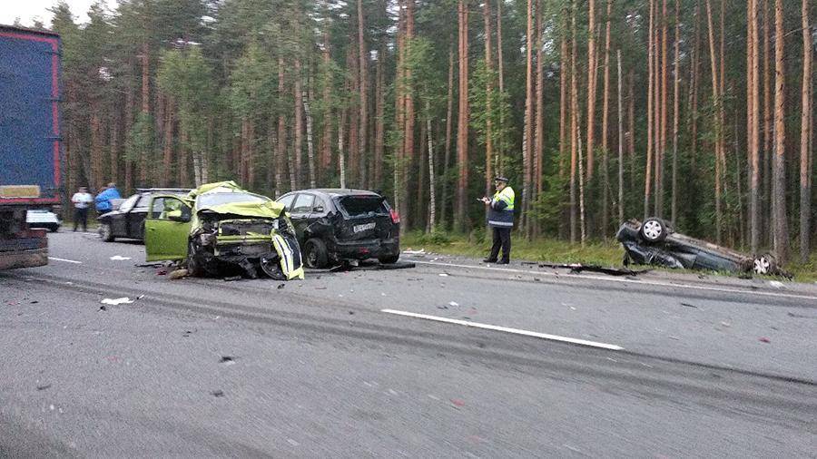 В Ленинградской области произошло крупное ДТП с 7 авто