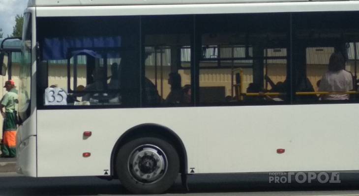 Чебоксарка о поездке в автобусе №35: "Водитель вышел и постоял в очереди в пекарню 7 минут"