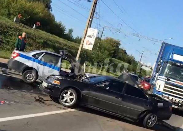Жёсткое ДТП на нефтебазе: столкнулись московская иномарка и полицейское авто