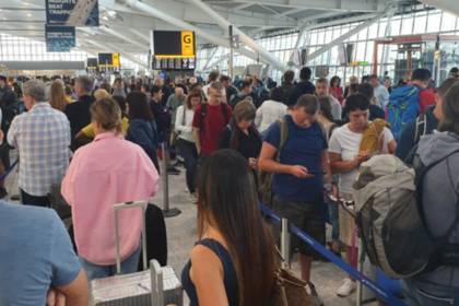 Тысячи пассажиров застряли в аэропортах из-за масштабного сбоя