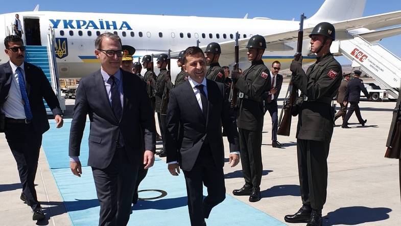 Зеленский уже прибыл в Турцию с первым официальным визитом