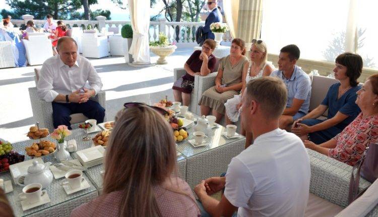 Путин пообщался с семьями иркутских подтопленцев, отдыхающими в Сочи