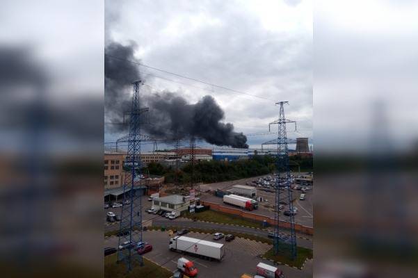 Крупный пожар произошёл в бытовках в подмосковном Дзержинском